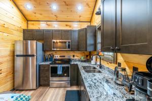 BRAND NEW Cabin Cozy King Beds, Games, EV Plugin, Hot tub, Full Service Kitchen