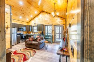 BRAND NEW Cabin Cozy King Beds, Games, EV Plugin, Hot tub, Full Service Kitchen