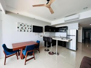 depa vista al atardecer y a pie de playa by G P S rentas