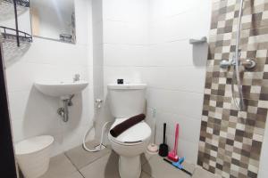 Cozy Living Studio at The Alton Apartment By Travelio