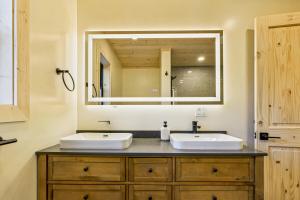 Beautiful Ocean View Cabin and Hot Tub!