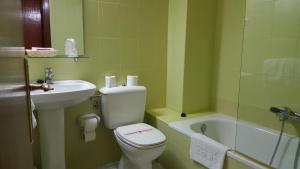 Twin Room with Extra Bed room in Los Acebos Cangas