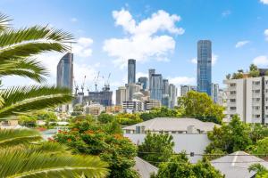 Stylish 3BRM Apt with City Views,Free Parking & WiFi