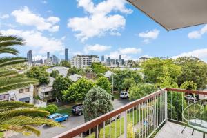 Stylish 3BRM Apt with City Views,Free Parking & WiFi