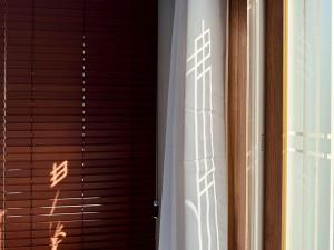 AT HOME, Sunny Emotional House, Free Parking, 3Q Beds, Attic Movie Theater