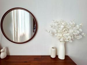 AT HOME, Sunny Emotional House, Free Parking, 3Q Beds, Attic Movie Theater