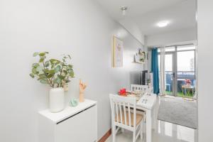 Manhattan Heights Modern Studio