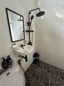 Surfside Pallet Retreat Stylish 2BR Hideaway