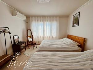 AT HOME, Sunny Emotional House, Free Parking, 3Q Beds, Attic Movie Theater