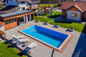 Timber Cottage With Pool - Happy Rentals