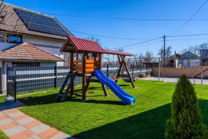 Timber Cottage With Pool - Happy Rentals