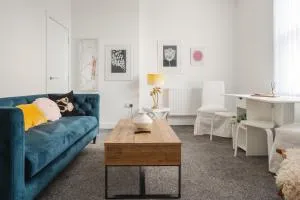 Santiago 10 - Sleeps 10, Free Wifi & Parking - Ormskirk