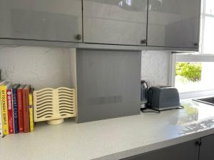 One Bed Garden Flat - Prime location - Free Onsite Parking - Own Entrance