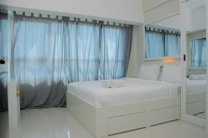 Studio Apartment at The Springlake View Summarecon with Mall View By Travelio