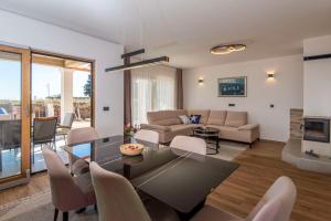 Grand View Holiday Home