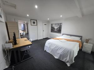 Spacious 3-Bedroom Apartment Near Stratford, 1 Minute From Train Station - 4-gwiazdkowe hotele w mieście Londyn