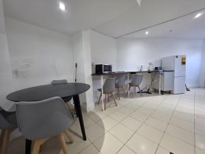 Spacious 3-Bedroom Apartment Near Stratford, 1 Minute From Train Station