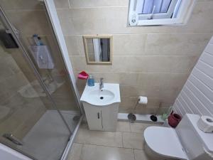 Spacious 3-Bedroom Apartment Near Stratford, 1 Minute From Train Station