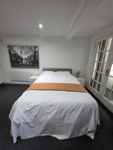 Spacious 3-Bedroom Apartment Near Stratford, 1 Minute From Train Station