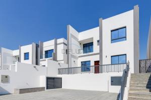 Overlooking Pool, Mountain and Sea 6BR Villa with Two Assistant Room, Heated Pool, BBQ Area, Al Dana Island, Fujairah by Deluxe Holiday Homes