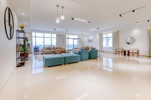Overlooking Pool, Mountain and Sea 6BR Villa with Two Assistant Room, Heated Pool, BBQ Area, Al Dana Island, Fujairah by Deluxe Holiday Homes