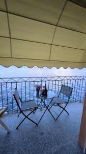 One-Bedroom Apartment with Lake View