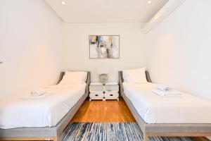 Stunning 3BR in Bluewaters Breathtaking Ain Dubai Views from Balcony & Living Room