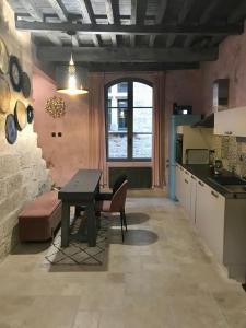 Le 6 Bis by Les Cailloux Dorés