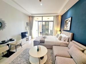 Studio with City Skyline and Marina View and Large Balcony- Fabulous Pool