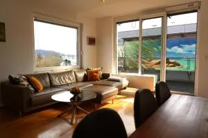 Panoramic Rooftop Suite with Terrace and Parking - 采尔克尼察