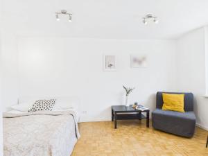 Comfortable Studio Close to Metro Station by Noclegi Renters