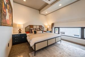 Elegant 4BR penthouse with pool in Thao Dien by Raymond Holm