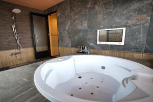 HOTEL The KAISER -全室人工ラドン温泉-