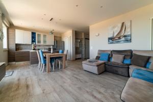 Wanderlust by MONHOLIDAY