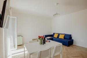 Rainbow Relax Home by MONHOLIDAY