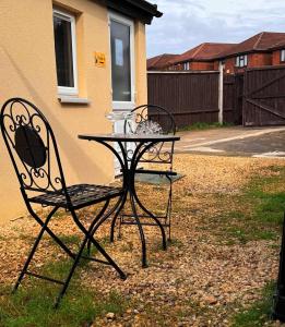 Heathrow Airport 10 mins drive l FREE SECURE PARKING l Tiny House with Courtyard