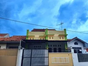 Pet Friendly - KenVan Homestay Cirebon - 直葛