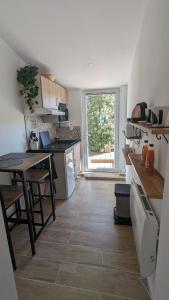 Appartements Studio cosy neuf calme -Parking Terrasse privee Piscine 5mn Gare TGV Aix et ZA Aix la Duranne 15 mn Aeroport Marseille : photos des chambres