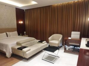 Luxury Suite - Leela Residences