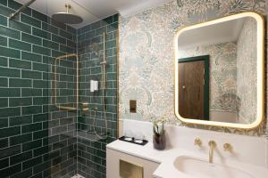 King Room with Sofa Bed room in Holiday Inn London Oxford Circus an IHG Hotel