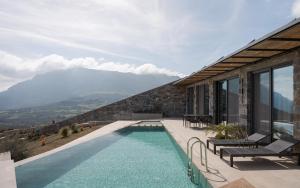 Neromai Cave Luxury Villas