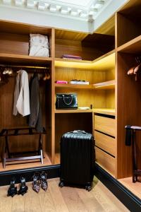 Prestige Suite, 1 King, Sofa bed room in Hôtel de Berri a Luxury Collection Hotel Paris