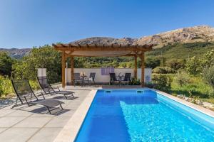 Dvosobni apartman u kući s bazenom, 1 kat