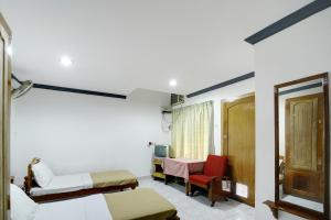 Hotel O Pathanamthitta Near Mahatma Gandhi Statue