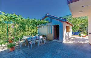 2 Bedroom Stunning Apartment In Grizane