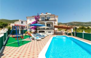 Five-Bedroom Holiday Home In Kastel Novi