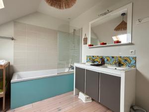Maisons de vacances Le So Wild, maison avec jardin clos, terrasse amenagee, 5 mn a pied commerce, terrain de tennis, a 800 m de la plage d'Omaha beach jeux arcade, jouets, materiel jeunes enfants enfants, table ping-pong : photos des chambres