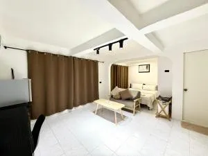 1 Spacious Underground Room - Malabugas