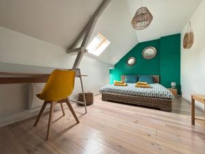 Maisons de vacances Le So Wild, maison avec jardin clos, terrasse amenagee, 5 mn a pied commerce, terrain de tennis, a 800 m de la plage d'Omaha beach jeux arcade, jouets, materiel jeunes enfants enfants, table ping-pong : photos des chambres