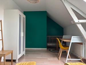 Maisons de vacances Le So Wild, maison avec jardin clos, terrasse amenagee, 5 mn a pied commerce, terrain de tennis, a 800 m de la plage d'Omaha beach jeux arcade, jouets, materiel jeunes enfants enfants, table ping-pong : photos des chambres